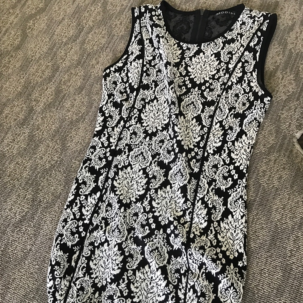 Cute dress stretchy but fitted